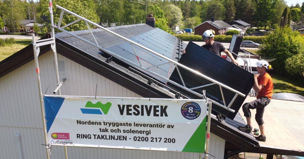 Två takexperter installerar solceller på ett tak med en Vesivek-vepa i förgrunden
